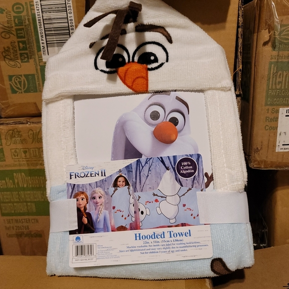 New Frozen 2 Olaf hooded towel - Picture 2 of 5